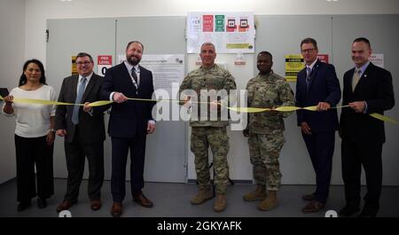 Mitglieder der Programmleitung Enterprise Information Systems, der 2d Theatre Signal Brigade und des Strategic Signal Bataillons 102d bereiten sich darauf vor, das Band zu schneiden, um die Eröffnung der neuen migrierten Technical Control Facility Landstuhl zu feiern. Der TCF Landstuhl, der unter die operative Kontrolle der 2d Theatre Signal Brigade fällt, dient als wichtige Kommunikationsfähigkeit für die gemeinsamen und kombinierten Kräfte in der Region und dient als wichtiger Kommunikationsknotenpunkt für Kräfte in EUCOM, AFRICOM und CENTCOM. Stockfoto