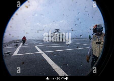 PHILIPPINISCHE SEE (28. Juli 2021) Seeleute an Bord des Litoral Combat Ship USS Tulsa (LCS 16) mit Independence-Variant bereiten einen MH-60S Seahawk Hubschrauber für den Flugbetrieb vor, 28. Juli 2021. Tulsa, Teil von Destroyer Squadron Seven, ist im Einsatzgebiet der 7. US-Flotte im Rotationseinsatz, um die Interoperabilität mit Partnern zu verbessern und als einsatzbereite Kraft zur Unterstützung einer freien und offenen Region im Indo-Pazifik-Raum zu fungieren. Stockfoto