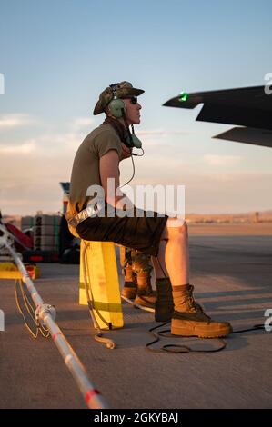 Jonathan Jones-Lewis, der Senior Airman der US Air Force, der dem 421. Jagdgeschwader von der Hill Air Force Base, Utah, zugewiesen wurde, wartet darauf, dass sein Pilot vor dem Start während der Red Flag 21-3 auf der Nellis Air Force Base, Nevada, am 27. Juli 2021 seine Vorflugkontrollen durchführt. Red Flag begann 1975 als Luftkampfübung, hat sich jedoch weiterentwickelt und umfasst nun auch Kriegskämpfe in den Bereichen Luft, Weltraum und Cyberspace. Stockfoto