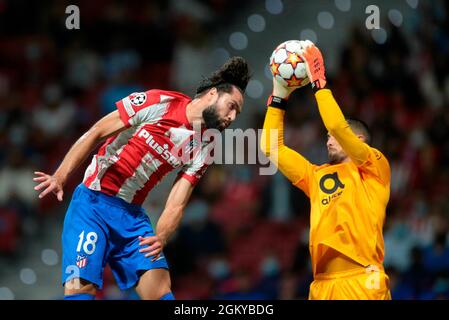 Madrid, Spanien. September 2021. Madrid, Spanien; 15.09.2021.- Atlético de Madrid gegen Porto 1. Etappe des Round Champions League-Spiels, das in Wanda Metropolitan, Madrid, ausgetragen wird. Atletico de Madrid Spieler und Oporto Torwart D. Costa. Quelle: Juan Carlos Rojas/Picture Alliance/dpa/Alamy Live News Stockfoto