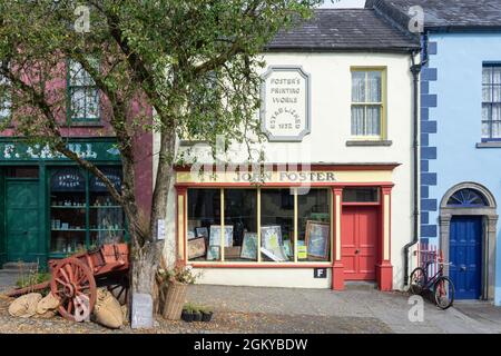 Shoppen Sie an der Village Street im Bunratty Folk Park, Bunratty, County Clare, Republik Irland Stockfoto