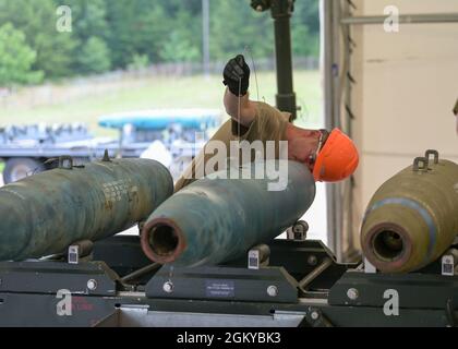 Ein Munitionstechniker der US-Luftwaffe zieht einen Sicherungsdraht durch den Kanal einer inerten Mark 82 500-Pfund-Trainingsbombe am 27. Juli 2021 während des Ammo Rodeo auf der National Guard Base der Volk Field Air, Wisconsin. Das Ammo Rodeo ist ein gemeinsames Training, das aus 22 Einheiten der Air National Guard und der Air Force Reserve besteht. Stockfoto