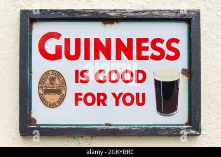 Vintage Guinness Werbeschild, Village Street im Bunratty Folk Park, Bunratty, County Clare, Republik Irland Stockfoto