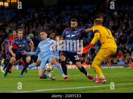 Manchester, England, 15. September 2021. Phil Foden von Manchester City hat eine Chance, die Josko Gvardiol von RB Leipzig während des UEFA Champions League-Spiels im Etihad Stadium, Manchester, blockiert. Bildnachweis sollte lauten: Darren Staples / Sportimage Credit: Sportimage/Alamy Live News Stockfoto