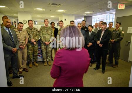Die stellvertretende Verteidigungsministerin Dr. Kathleen H. Hicks spricht während eines Bürobesuchs im Pentagon, Washington, D.C., am 28. Juli 2021 mit Mitgliedern der Teams für Politik, Heimatverteidigung und Verteidigungsunterstützung für zivile Behörden. Stockfoto