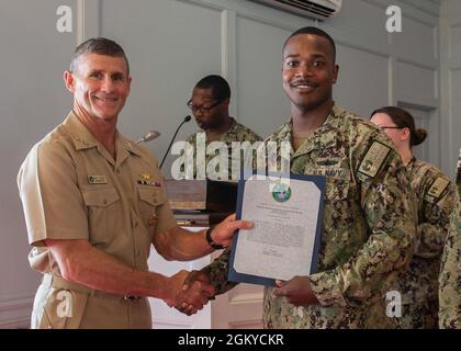 NORFOLK, VA. (28. Juli 2021) Personnel Specialist 2nd Class Johnny Shaw erhält die Auszeichnung Junior Sailor of the Quarter von Vice ADM. Andrew Lewis, Commander der 2. US-Flotte, während einer Auszeichnung in Quarters bei der Naval Support Activity Hampton Roads Chapel im Juli 28. Stockfoto