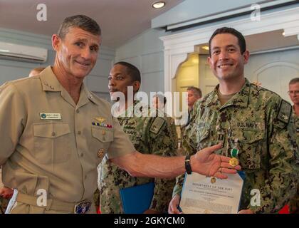 NORFOLK, VA. (28. Juli 2021) LT. Daniel Segovia erhält eine Auszeichnung der Marine und des Marine Corps von Vice ADM. Andrew Lewis, Commander der 2. US-Flotte, während einer Auszeichnung in Quarters bei der Naval Support Activity Hampton Roads Chapel im Juli 28. Stockfoto