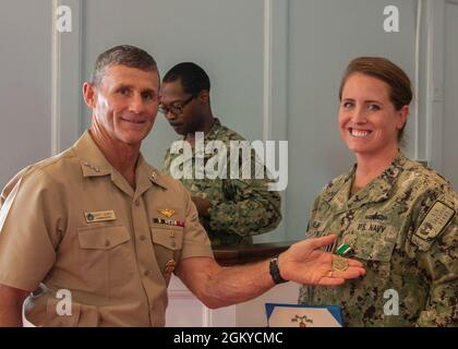 NORFOLK, VA. (28. Juli 2021) LT. Mary Walsh wird von Vice ADM mit einer Auszeichnung für Marine und Marine Corps ausgezeichnet. Andrew Lewis, Commander der 2. US-Flotte, während einer Auszeichnung in Quarters bei der Naval Support Activity Hampton Roads Chapel im Juli 28. Stockfoto