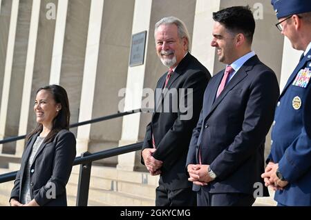 Der Staatssekretär der Luftwaffe Gina Ortiz Jones, links, Anthony Reardon, der administrative Assistent des Sekretärs der Luftwaffe, und andere Mitarbeiter warten auf die Ankunft des Sekretärs der Luftwaffe Frank Kendall im Pentagon, Arlington, VA., 28. Juli 2021. Stockfoto