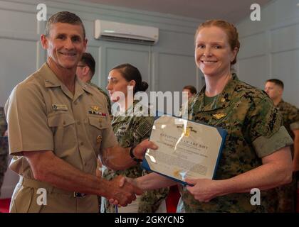 NORFOLK, VA. (28. Juli 2021) Major Natalie Hancock erhält von Vice ADM eine Auszeichnung für die Errungenschaften der Marine und des Marine Corps. Andrew Lewis, Commander der 2. US-Flotte, während einer Auszeichnung in Quarters bei der Naval Support Activity Hampton Roads Chapel im Juli 28. Stockfoto