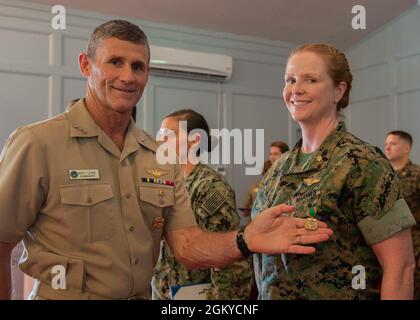 NORFOLK, VA. (28. Juli 2021) Major Natalie Hancock erhält von Vize-ADM eine Medaille für das Erreichen des Marine- und Marine-Korps. Andrew Lewis, Commander der 2. US-Flotte, während einer Auszeichnung in Quarters bei der Naval Support Activity Hampton Roads Chapel im Juli 28. Stockfoto