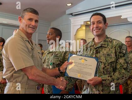 NORFOLK, VA. (28. Juli 2021) LT. Daniel Segovia erhält eine Auszeichnung der Marine und des Marine Corps von Vice ADM. Andrew Lewis, Commander der 2. US-Flotte, während einer Auszeichnung in Quarters bei der Naval Support Activity Hampton Roads Chapel im Juli 28. Stockfoto