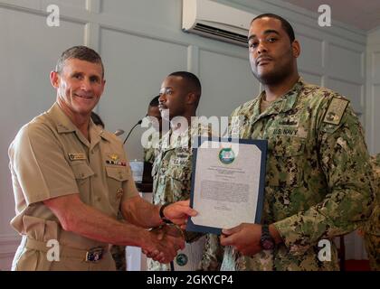 NORFOLK, VA. (28. Juli 2021) Personalspezialist 1. Klasse Richard Wilkerson erhält die Auszeichnung „Sailor of the Quarter“ von Vice ADM. Andrew Lewis, Commander der 2. US-Flotte, während einer Auszeichnung in Quarters bei der Naval Support Activity Hampton Roads Chapel im Juli 28. Stockfoto