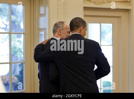 Präsident Barack Obama setzt seinen Arm um den Sonderassistenten des Präsidenten für legislative Angelegenheiten, Phil Schiliro, im Oval Office, 13. Oktober 2009. (Offizielles Foto des Weißen Hauses von Pete Souza) Dieses offizielle Foto des Weißen Hauses wird nur zur Veröffentlichung durch Nachrichtenorganisationen und/oder zum persönlichen Druck durch die Betreffzeile(en) des Fotos zur Verfügung gestellt. Das Foto darf in keiner Weise manipuliert werden und darf nicht in kommerziellen oder politischen Materialien, Anzeigen, E-Mails, Produkten, Werbeaktionen verwendet werden, die in irgendeiner Weise die Zustimmung oder Billigung des Präsidenten, des ersten Fa, nahelege Stockfoto