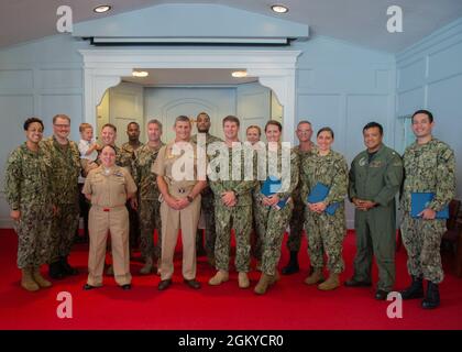 NORFOLK, VA. (28. Juli 2021) Vize-ADM. Andrew Lewis posiert für ein Foto mit den Preisträgern während eines Awards in Quarters, bei der Naval Support Activity Hampton Roads Chapel July 28. Stockfoto