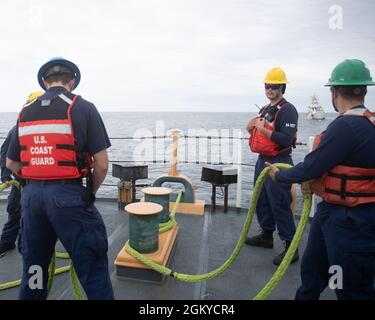 ATLANTISCHER OZEAN --(28. Juli 2021) Seeleute, die der USCGC Escanaba (WMEC 907) Handle Line für ein Abschlepptraining mit dem 154-Fuß Sentinel-Klasse Schnellabschneider USCGC Richard Snyder (WPC 1127) zugewiesen wurden. USCGC Escanaba ist ein 270 Fuß großer, berühmter Mittelausdauerschneider mit einer Besatzung von rund 100 Mitarbeitern, die viele Missionen des Dienstes mit Schwerpunkt auf Strafverfolgung und Sicherheit durchführt. Stockfoto