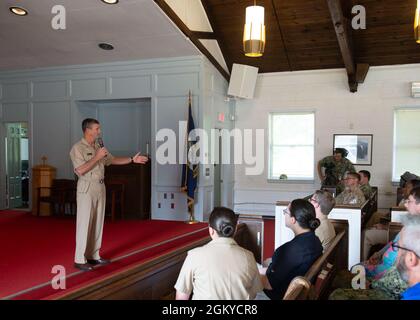 NORFOLK, VA. (28. Juli 2021) Vize-ADM. Andrew Lewis, Commander der 2. US-Flotte, spricht während einer Preisverleihung in Quarters bei der Naval Support Activity Hampton Roads Chapel im Juli 28. Stockfoto
