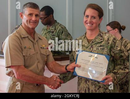 NORFOLK, VA. (28. Juli 2021) LT. Mary Walsh erhält eine Auszeichnung der Marine und des Marine Corps von Vice ADM. Andrew Lewis, Commander der 2. US-Flotte, während einer Auszeichnung in Quarters bei der Naval Support Activity Hampton Roads Chapel im Juli 28. Stockfoto