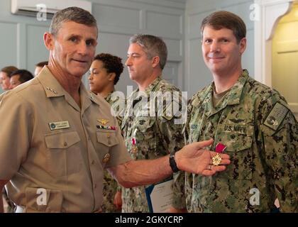 NORFOLK, VA. (28. Juli 2021) Capt. Craig Bangor erhält eine Legion of Merit-Medaille von Vice ADM. Andrew Lewis, Commander der 2. US-Flotte, während einer Auszeichnung in Quarters bei der Naval Support Activity Hampton Roads Chapel im Juli 28. Stockfoto