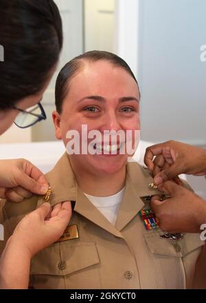 NORFOLK, VA. (21. Juni 2021) Shannon O'Neill, Senior Chief Culinary Specialistin, wird am 28. Juli bei einer Auszeichnung in Quarters bei der Naval Support Activity Hampton Roads Chapel auf ihren aktuellen Rang fixiert. Stockfoto