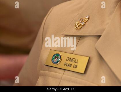 NORFOLK, VA. (21. Juni 2021) Shannon O'Neill, Senior Chief Culinary Specialistin, wird am 28. Juli bei einer Auszeichnung in Quarters bei der Naval Support Activity Hampton Roads Chapel auf ihren aktuellen Rang fixiert. Stockfoto