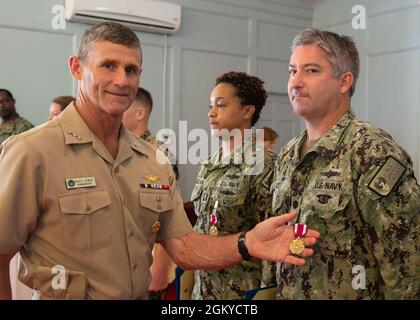 NORFOLK, VA. (28. Juli 2021) Cmdr. Travis Bode erhält eine Verdienstmedaille im Rahmen einer vierteljährlich verliehenen Auszeichnung bei der zweiten US-Flotte im Juli 28. Stockfoto