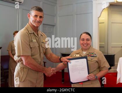 NORFOLK, VA. (21. Juni 2021) Shannon O'Neill, Senior Chief Culinary Specialist, erhält einen Brief, in dem sie von Vice ADM autorisiert wird, ihren aktuellen Rang zu tragen. Andrew Lewis, Commander U.S. 2nd Fleet, bei Commander, U.S. Second Fleet, während einer Auszeichnung in Quarters, bei der Naval Support Activity Hampton Roads Chapel Juli 28. Stockfoto