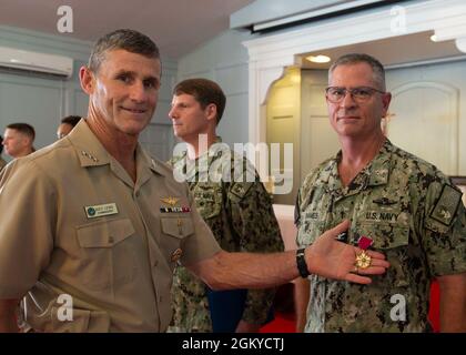 NORFOLK, VA. (28. Juli 2021) Capt. David Thames erhält eine Legion of Merit-Medaille von Vice ADM. Andrew Lewis, Commander der 2. US-Flotte, während einer Auszeichnung in Quarters bei der Naval Support Activity Hampton Roads Chapel im Juli 28. Stockfoto