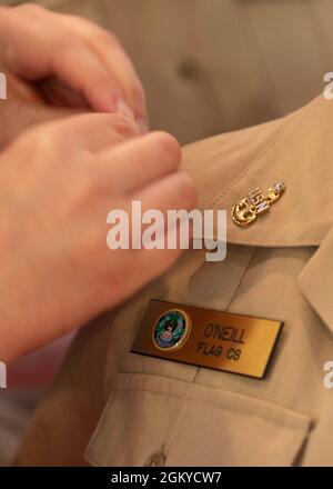 NORFOLK, VA. (21. Juni 2021) Shannon O'Neill, Senior Chief Culinary Specialistin, wird am 28. Juli bei einer Auszeichnung in Quarters bei der Naval Support Activity Hampton Roads Chapel auf ihren aktuellen Rang fixiert. Stockfoto