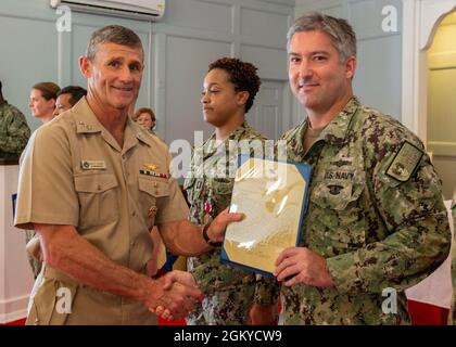 NORFOLK, VA. (28. Juli 2021) Cmdr. Travis Bode erhält eine Verdienstmedaille von Vice ADM. Andrew Lewis, Commander der 2. US-Flotte, während einer Auszeichnung in Quarters bei der Naval Support Activity Hampton Roads Chapel im Juli 28. Stockfoto
