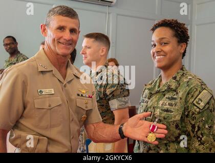 NORFOLK, VA. (28. Juli 2021) LT. Linda McMillan erhält eine Verdienstmedaille von Vice ADM. Andrew Lewis, Commander der 2. US-Flotte, während einer Auszeichnung in Quarters bei der Naval Support Activity Hampton Roads Chapel im Juli 28. Stockfoto