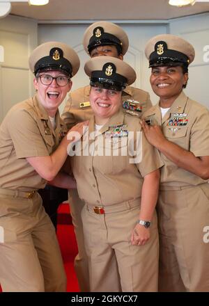 NORFOLK, VA. (21. Juni 2021) Shannon O'Neill, Senior Chief Culinary Specialistin, wird am 28. Juli bei einer Auszeichnung in Quarters bei der Naval Support Activity Hampton Roads Chapel auf ihren aktuellen Rang fixiert. Stockfoto