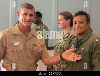 NORFOLK, VA. (28. Juli 2021) LT. Cmdr. Ever Garay erhält eine Auszeichnung der Marine und des Marine Corps von Vice ADM. Andrew Lewis, Commander der 2. US-Flotte, während einer Auszeichnung in Quarters bei der Naval Support Activity Hampton Roads Chapel im Juli 28. Stockfoto