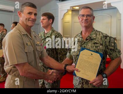 NORFOLK, VA. (28. Juli 2021) Capt. David Thames erhält von Vice ADM ein Zitat der Legion of Merit. Andrew Lewis, Commander der 2. US-Flotte, während einer Auszeichnung in Quarters bei der Naval Support Activity Hampton Roads Chapel im Juli 28. Stockfoto