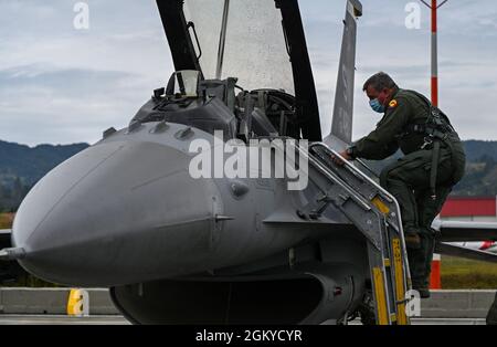 Fuerza Aérea Colombiana Maj. General Pablo Enrique Garcia Valencia, zweiter Kommandant der kolumbianischen Luftwaffe, steigt während der Übung Relampago VI, 28. Juli 2021, auf einen Kampffalken der US-Luftwaffe F-16 in Comando Aereo de Combate Number 5 (CACOM 5) in Rionegro, Kolumbien. Relampago VI bietet kombinierte Schulungen an und verbessert die Bereitschaft von US- und Partnerstaaten-Militärpersonal durch Interoperabilitätsschulungen. Stockfoto