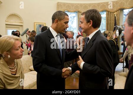 Die Dolmetscherin Patsy Arizu lehnt sich nach vorne, um Präsident Barack Obama beim Gespräch mit dem spanischen Präsidenten Jose Luis Rodriguez Zapatero im Oval Office am 13. Oktober 2009 zu hören. (Offizielles Foto des Weißen Hauses von Pete Souza) Dieses offizielle Foto des Weißen Hauses wird nur zur Veröffentlichung durch Nachrichtenorganisationen und/oder zum persönlichen Druck durch die Betreffzeile(en) des Fotos zur Verfügung gestellt. Das Foto darf in keiner Weise manipuliert werden und darf nicht in kommerziellen oder politischen Materialien, Anzeigen, E-Mails, Produkten oder Werbeaktionen verwendet werden, die in irgendeiner Weise die Zustimmung oder Billigung des P nahelege Stockfoto