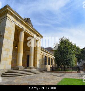 Guernica, Spanien - 10. September 2021: Der Baum von Guernica vor der Casa de Juntas Versammlungshalle. Guernica, Baskenland Stockfoto