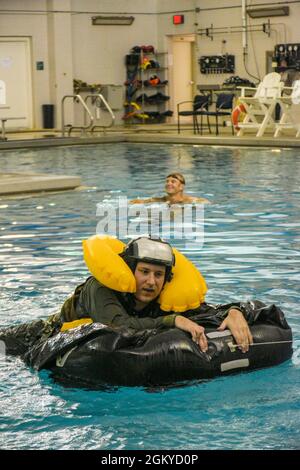 PENSACOLA, Florida (27. Juli 2021) Ein Student am Aviation Survival Training Center (ASTC) Pensacola nimmt an einem Wasserüberlebenstraining Teil. ASTCs im ganzen Land bieten sichere und effektive Hochrisiko-Überlebens- und Humanleistungsschulungen unter dem Naval Survival Training Institute (NSTI), einer Abteilung des Navy Medicine Operational Training Command (NMOTC). Stockfoto