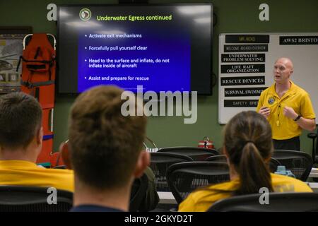 PENSACOLA, Fla. (27. Juli 2021) Naval Aircrewman (Hubschrauber) 2nd Class Bret Bristol hält einen Vortrag über das Überleben des Wassers an Studenten des Aviation Survival Training Center (ASTC) Pensacola. ASTCs im ganzen Land bieten sichere und effektive Hochrisiko-Überlebens- und Humanleistungsschulungen unter dem Naval Survival Training Institute (NSTI), einer Abteilung des Navy Medicine Operational Training Command (NMOTC). Stockfoto