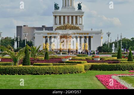 Moskau, Russland - 25. august 2020: Blick auf den Brunnen Freundschaft der Völker mit goldenen Statuen, dem Hauptbrunnen und einem der wichtigsten Symbole der VDN Stockfoto