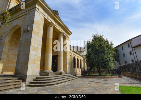 Guernica, Spanien - 10. September 2021: Der Baum von Guernica vor der Casa de Juntas Versammlungshalle. Guernica, Baskenland Stockfoto