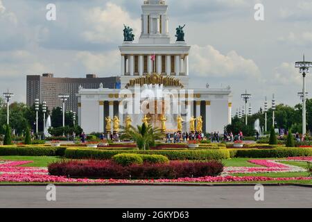 Moskau, Russland - 25. august 2020: Blick auf den Brunnen Freundschaft der Völker mit goldenen Statuen, dem Hauptbrunnen und einem der wichtigsten Symbole der VDN Stockfoto