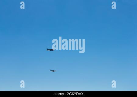 Der australische Pilatus PC-21 führt einen „Überflug“ als Teil einer simulierten Operation zur gemeinsamen gewaltsamen Einreise durch, nachdem Fallschirmjäger der US-Armee aus Alaska während der Übung Talisman Sabre 21 in Charters Towers, Queensland, Australien, in die Kangaroo Drop Zone springen, 28. Juli 2021. Dieses Ereignis ist Teil einer größeren simulierten JFEO, die von der 4. Infanterie-Division der US-Armee als Forward Command Post überwacht wird, die als Combined Land Forces Component Command-Hauptquartier für diesen Teil von TS21 fungiert. TS21 unterstützt die nationale Verteidigungsstrategie der USA, indem es die Fähigkeit verbessert, das Heimatland zu schützen und Kampfhandlungen bereitzustellen Stockfoto