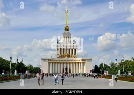 Moskau, Russland - 25. august 2020: Blick auf den Hauptpavillon im VDNKH. Die Ausstellung der Errungenschaften der Volkswirtschaft ist ein permanenter Allzweck tr Stockfoto