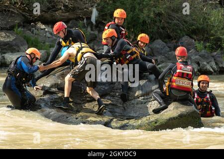 Georgische Feuerwehrleute aus dem ganzen Land führen eine Swift Water Rescue Training unter der Leitung der Feuerwehr Marietta, Georgia und der georgischen Sicherheitskräfte in Borjomi, Georgia, am 28. Juli 2021 durch. Das Swift-Water Rescue Training-Programm ist eine Erweiterung des Europäischen Kommandos der US-Armee, der Defense Security Cooperation Agency, und ist eine zivile Agentur, die das National Guard State Partnership-Programm mit dem Land Georgien erweitert. Stockfoto