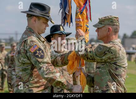 Oberst Sean Flynn, der Kommandant des Kampfteams der 27. Infanteriebrigade, investiert Oberstleutnant Jason Secrest während einer Befehlswechselzeremonie in Niagara Falls, N.Y., im Juli 28 mit der 2. Staffel, dem 101. Kavallerieregiment. Während der Zeremonie übernahm Secrest das Kommando über die Staffel von Oberstleutn Bradley Frank, der die Staffel seit 2019 führt. Stockfoto