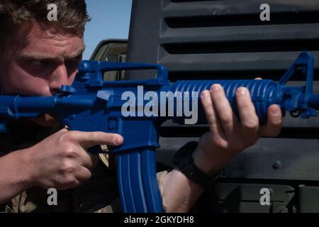 Personal Sgt. Jason Verhoef, ein Techniker zur Entsorgung von Sprengkörpern, der der 39. Zivilingenieursgeschwader zugewiesen wurde, simuliert das zurückkehrende Feuer während der Konvoi-Ausbildung auf dem Luftwaffenstützpunkt Incirlik, Türkei, 28. Juli 2021. Die 39. CES und das 39. Sicherheitskräfte-Geschwader haben sich für das Konvoi-Training zusammengetan, um die Einsatzbereitschaft zu verbessern. Mitglieder übten, auf feindliche Kontakte zu reagieren und aus Fahrzeugen unter Beschuss auszutreten. Stockfoto