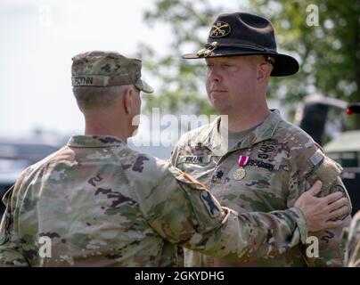 LT. Col. Bradley Frank, der scheidende Kommandant der 2. Staffel, 101. Kavallerieregiment, wird im Rahmen einer 2-101 Kavalleriewechsel-Zeremonie in Niagara Falls, NY, am 28. Juli mit der Verdienstmedaille ausgezeichnet. Während der Zeremonie gab Frank das Kommando über die Staffel an Oberstleutn Jason Secrest ab. Stockfoto