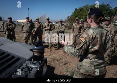 Personal Sgt. Samantha Hepfer, eine Ausbilderin, die dem 39. Sicherheitskräfte-Geschwader zugewiesen ist, hält einen kurzen Bericht während der Konvoientrainings auf dem Luftwaffenstützpunkt Incirlik, Türkei, 28. Juli 2021. Die 39. Zivilingenieursgeschwader und die 39. SFS haben sich für das Konvoi-Training zusammengetan, um die Einsatzbereitschaft zu verbessern. Mitglieder übten, auf feindliche Kontakte zu reagieren und aus Fahrzeugen unter Beschuss auszutreten. Stockfoto
