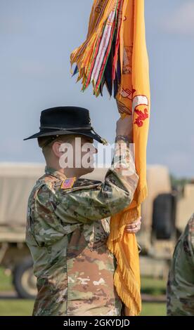 LT. Col. Jason Secrest, der Kommandeur der 2. Staffel, 101. Kavallerieregiment, hält die Staffelfarben während einer Befehlswechselzeremonie in Niagara Falls, N.Y., 28. Juli. Während der Zeremonie übernahm Secrest das Kommando von Oberstleutn Bradley Frank, der die Geschwader seit 2019 leitet. Stockfoto